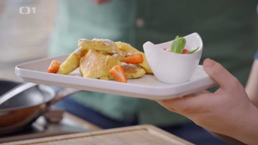 Císařský trhanec s mačkanými jahodami, mátou, bílým mákem a limetou