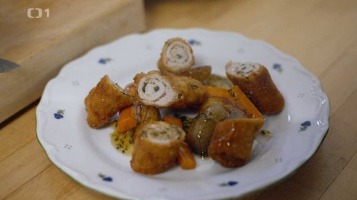 Smažená roláda z vepřové pečeně s křenem a šalvějí, pečené brambůrky a omáčka z jablečného moštu