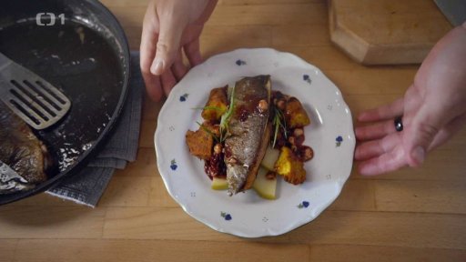 Filátko z pstruha, smažené dýňové noky a karamelizovaná jablka s višněmi