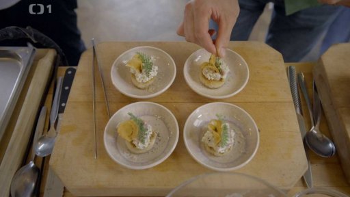 Hummus s pečenými rajčaty a nakládanými houbami