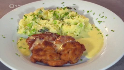 Kuřecí stehenní řízek, šťouchané brambory s chřestem a bernskou omáčkou