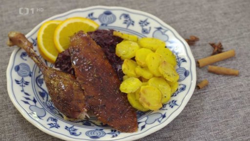 Svatomartinská husa s bramborovými dukátky a červeným zelím