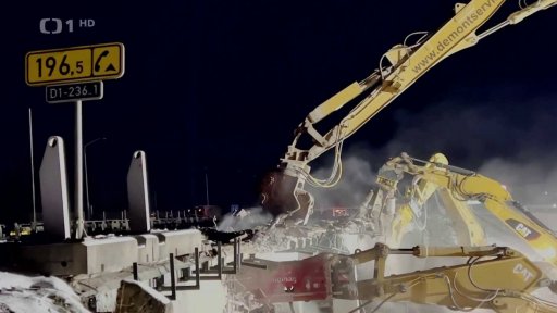 Bourání mostu na dálnici D2