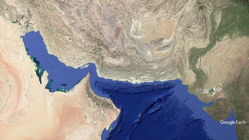 Hormuzským průlivem dál neproplouvají ropné tankery