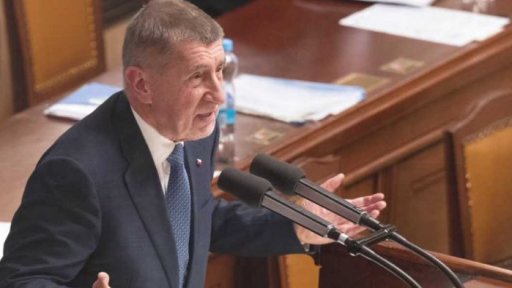 Sněmovna jedná o vydání Babiše a Okamury