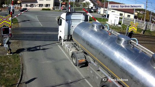 Kamion na přejezdu v Pardubicích