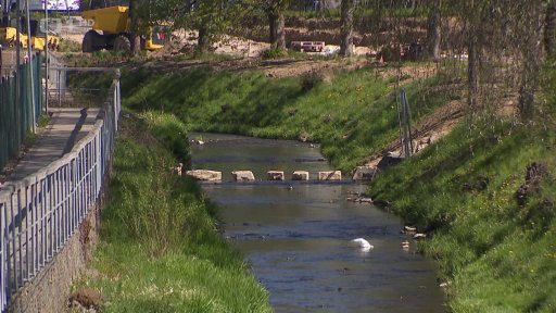 Nový brod přes říčku Bělou v Pelhřimově