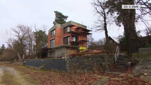 Demolice nepovoleného domu náměstkyně