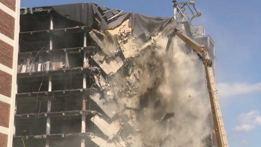 Demolice vyhořelé výškové budovy ve Zlíně