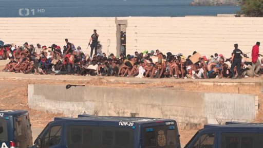 Tisíce nelegálních migrantů v Ceutě