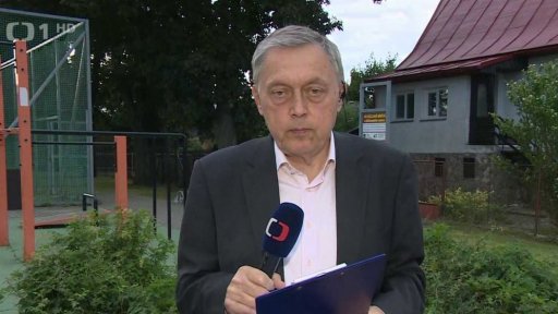 Spor o úklid listí v Chlumci nad Cidlinou