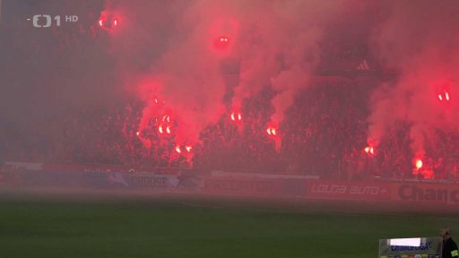 Přísnější tresty za pyrotechniku na stadionech