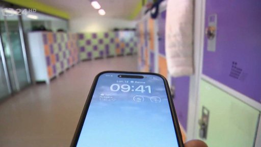 Vláda chce zakázat mobily ve školách