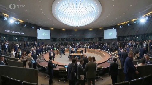 Prezident pojede na summit NATO. Vládě navzdory