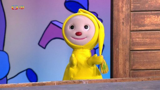 Děda v dílně kutílně vyrábí hru na procvičení zručnosti “hop do kelímku”…