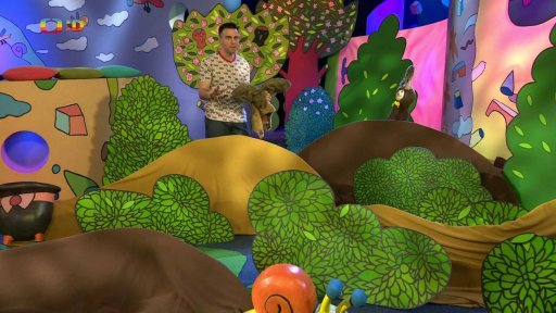 Matouš s Františkem si hrají na zajíce a popisují jak žije, kde ho najdeme, čím se živí a kdo je jeho nepřítel