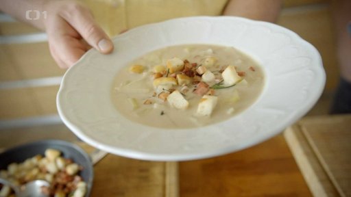 Zelná polévka s bylinkovými krutony a vypečenou slaninou