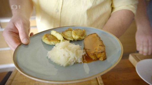 Pečený bůček, kedlubnové zelí a slané škubánky