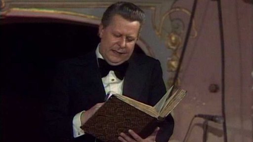 Konferenciér uvádí zpěvačku z Guayany ( a potřebuje glóbus)