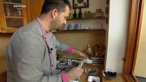 Parfait s omáčkou z lesního ovoce