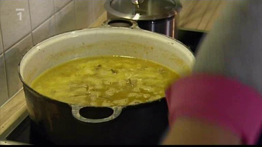 Jehněčí maso na černém pivu s bramborami a sladkým česnekem