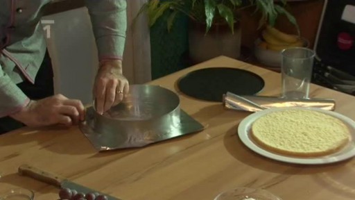 Vinný dort s krémem a hroznovým vínem v želé