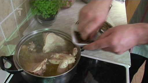 Slepičí vývar s játrovými nočky