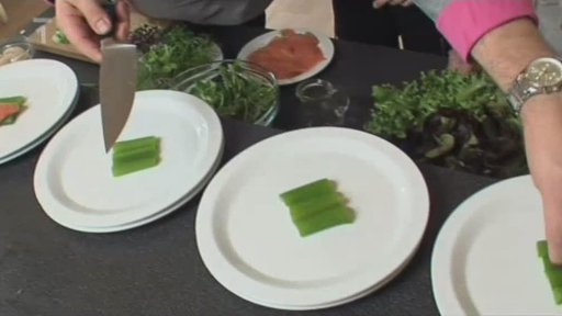 Losos s řapíkatým celerem, bylinkovým olejem a vejcem