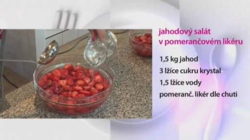 Jahodový salát v pomerančovém likéru