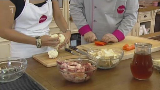 Dušená polévka s játrovými knedlíčky