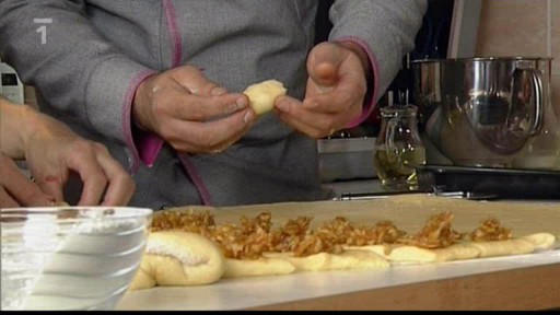 Buchtičky s jablky a vinnou pěnou