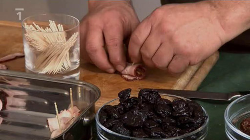 Sušené švestky a datle ve slanině