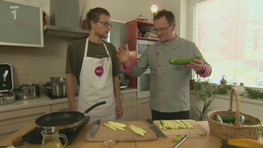 Restovaná cuketa s holandskou omáčkou, mandlovou posypkou a bramborem