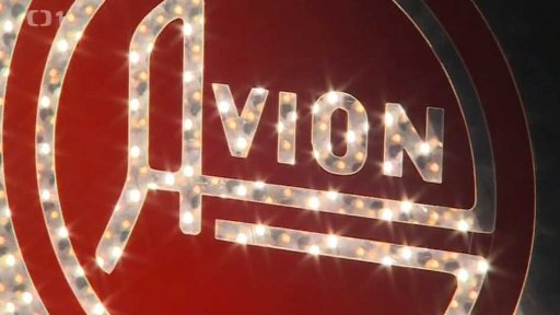 Za dveřmi hotelu Avion