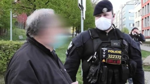 Použití pistole při řešení konfliktu dvou mužů