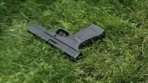 Muž ohrožující kolemjdoucí s pistolí v ruce