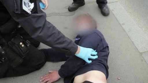 Kolaps opilého bezdomovce na tramvajové zastávce a žena komplikující situaci