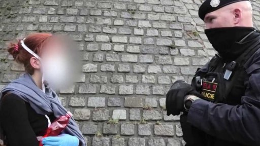 Zdrogovaná dívka procházející se ve frekventovaném tunelu