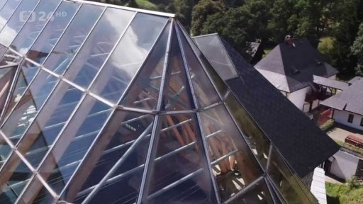 Oprava skleněné střechy kostela v Neratově