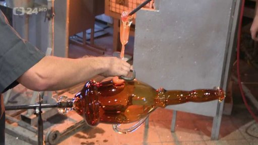 Skláři vyrábějí trofeje pro vítěze Thálie