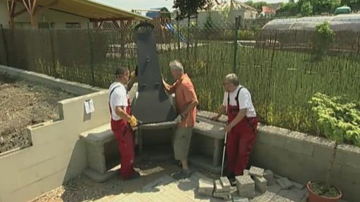 Stavba zahradního krbu