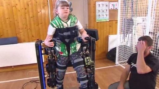 Robot učí chodit děti s mozkovou obrnou