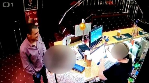 Přerazil jí čelist