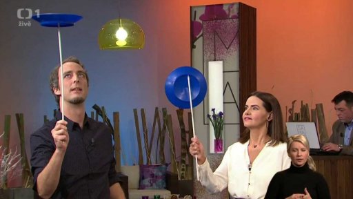 Senioři trénují paměť i tělo, žonglování - 1. část