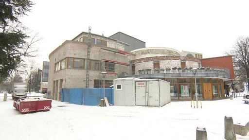 Do divadla loutek teče