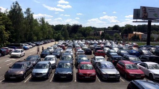 Kilometrové kolony aut před Zoo Ostrava