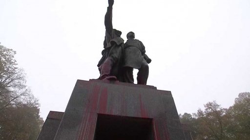 Vandalové poškodili památník