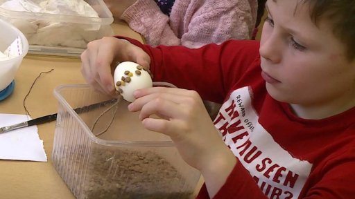 Velikonoční vajíčko ozdobené tím, co najdeme v kuchyni