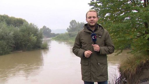 Odra podemílá břeh a ohrožuje rybník