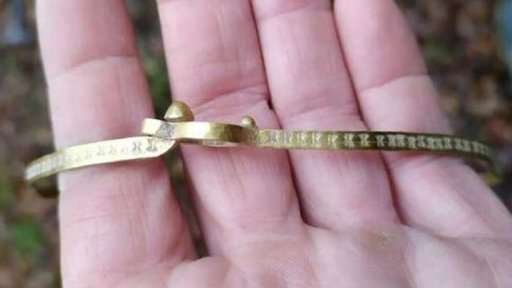 Amatérští hledači kovů našli zlatý nákrčník